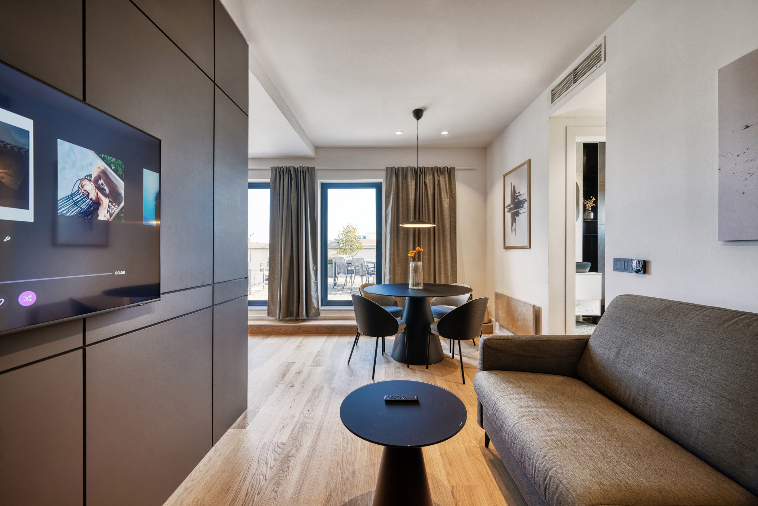 Noir Penthouse 1BR w/terrace - slika 1